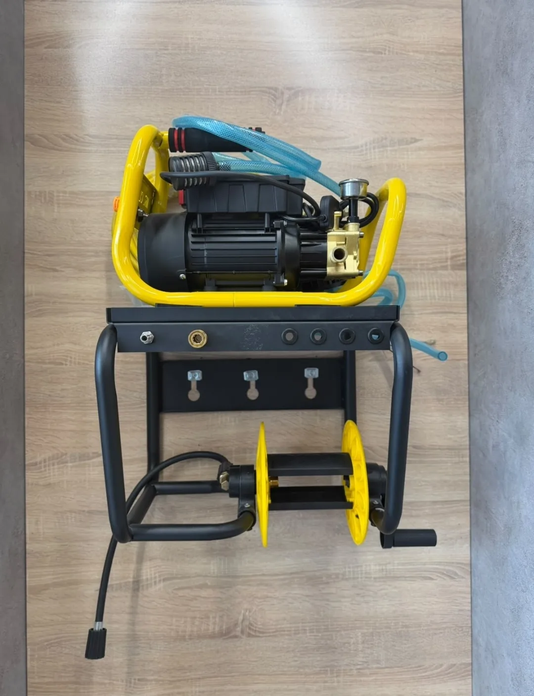 ستاند حامل للخرطوم والمضخة Manual Wall-Mounted Hose Reel with Hand Crank (صورة 2)